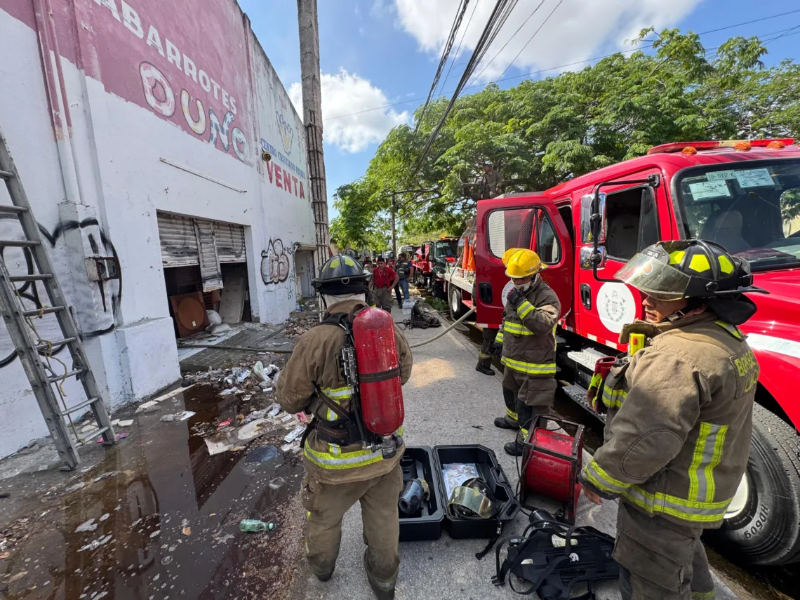 Incendio en bodega moviliza a cuerpos de emergencia en la SM 89 en Cancún