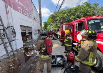 Incendio en bodega moviliza a cuerpos de emergencia en la SM 89 en Cancún