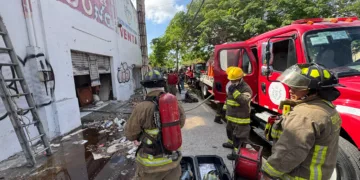 Incendio en bodega moviliza a cuerpos de emergencia en la SM 89 en Cancún