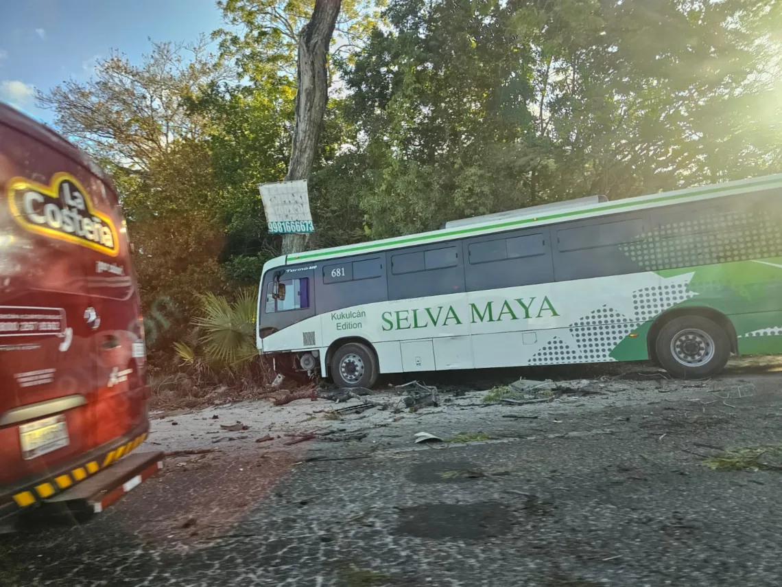 Choque entre camión y vehículo particular deja dos lesionados en Cancún