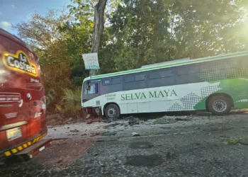 Choque entre camión y vehículo particular deja dos lesionados en Cancún