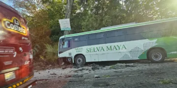Choque entre camión y vehículo particular deja dos lesionados en Cancún