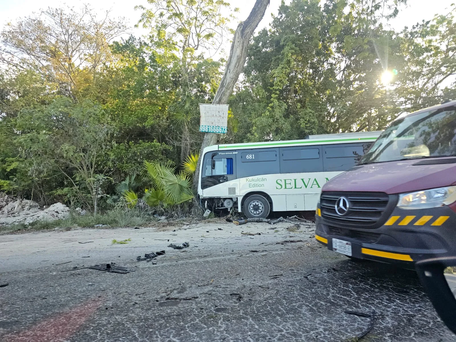 Choque entre camión y vehículo particular deja dos lesionados en Cancún