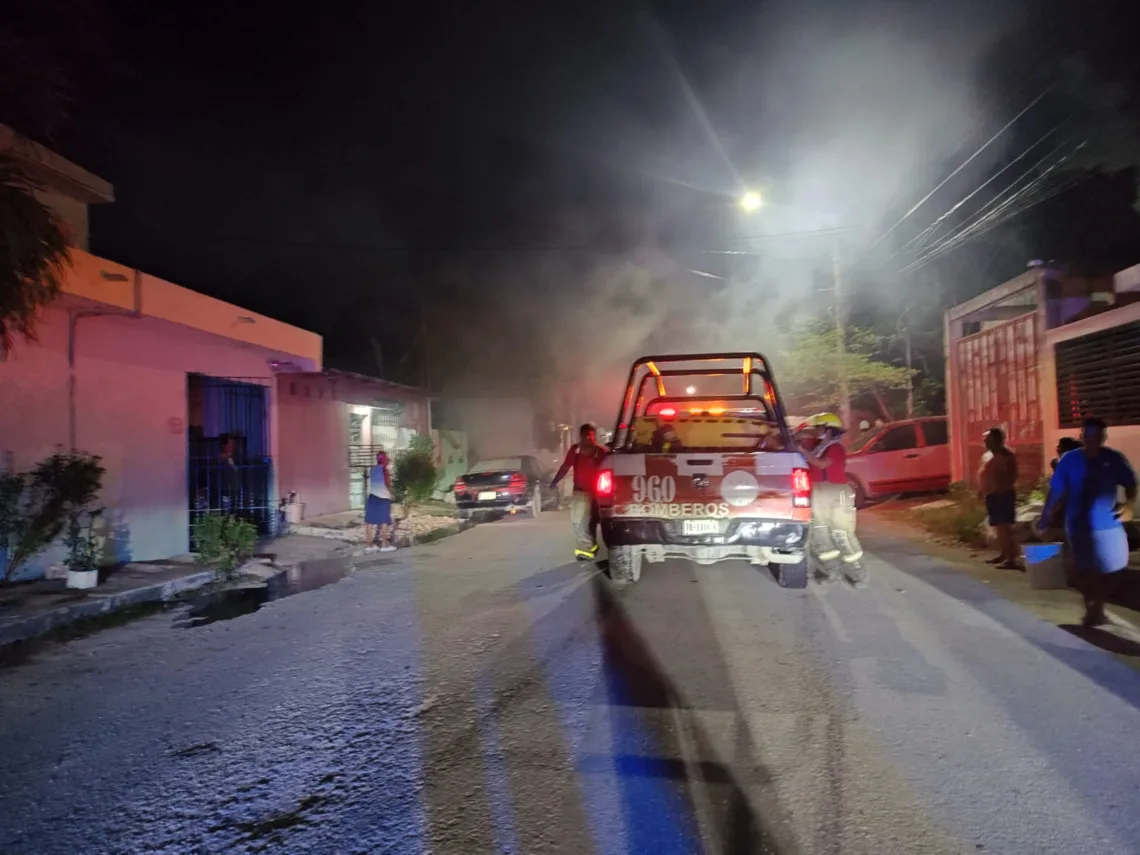 Incendio de dos vehículos moviliza a cuerpos de emergencia en la Región 103 de Cancún