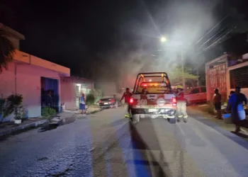 Incendio de dos vehículos moviliza a cuerpos de emergencia en la Región 103 de Cancún