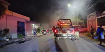 Incendio de dos vehículos moviliza a cuerpos de emergencia en la Región 103 de Cancún
