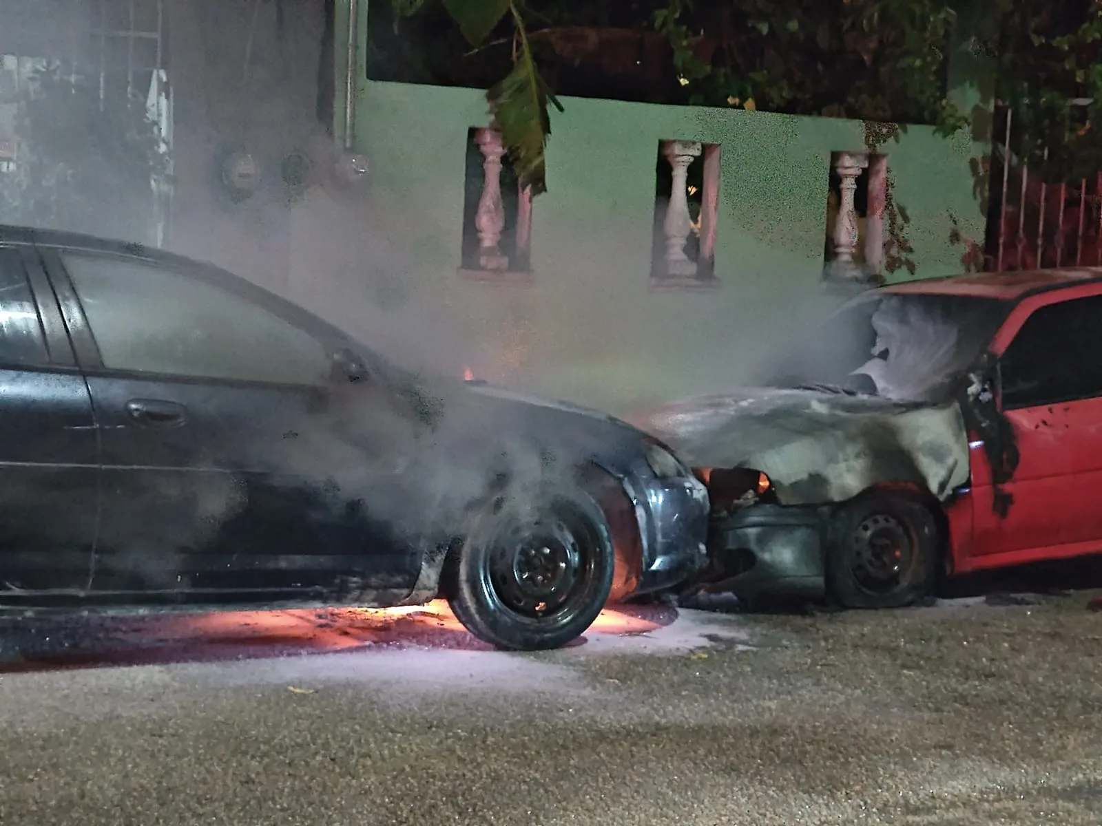 Incendio de dos vehículos moviliza a cuerpos de emergencia en la Región 103 de Cancún