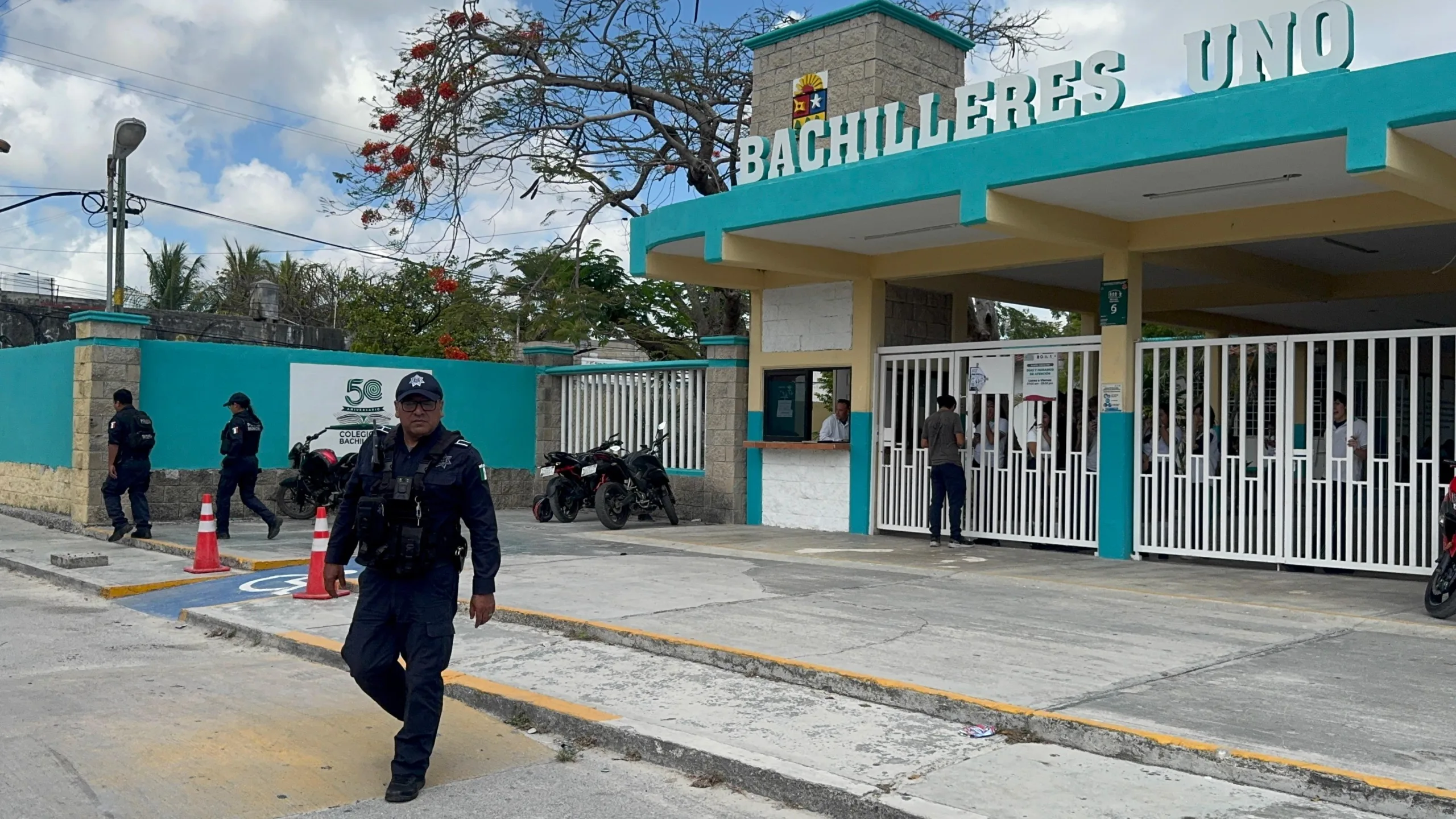 Movilización policiaca en Bachilleres 1 de Cancún por ingreso de réplicas de hidrogel al plantel