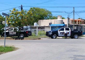 Matan a balazos a hombre en estacionamiento de plaza comercial en Chetumal