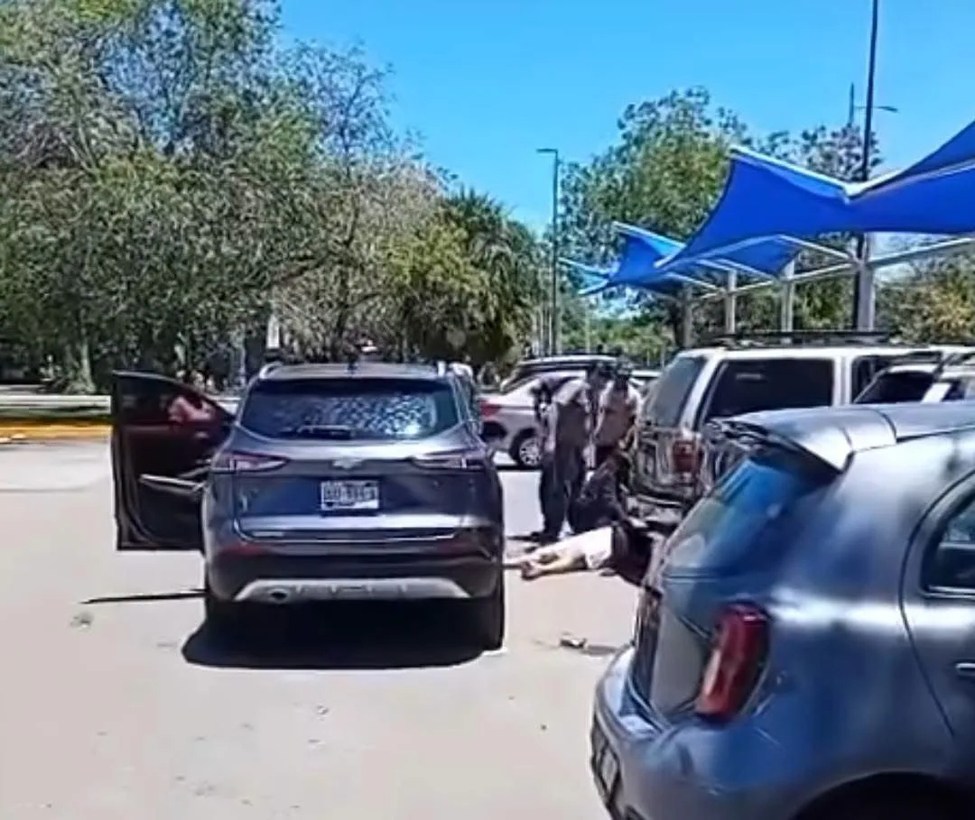 Matan a balazos a hombre en estacionamiento de plaza comercial en Chetumal
