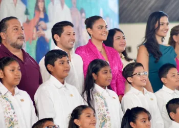 Renán Sánchez Tajonar da la bienvenida a niñas y niños del Parlamento Infantil