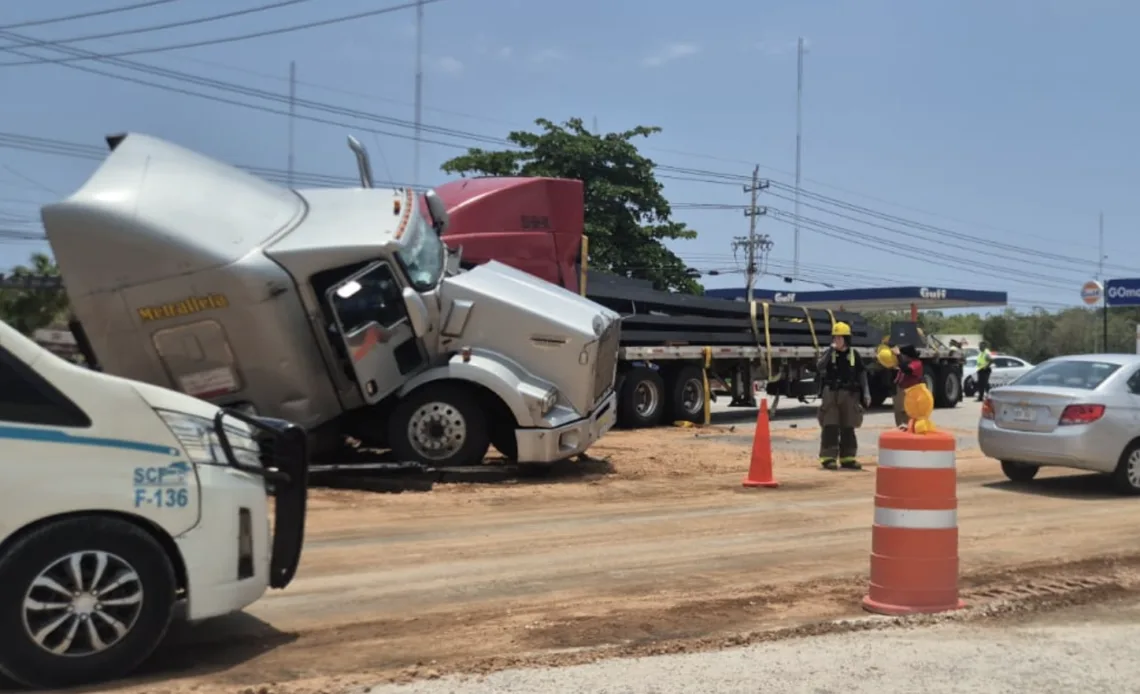 Accidente entre tráileres afecta circulación en la carretera federal 307, a la altura de Bahía Petempich