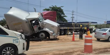 Accidente entre tráileres afecta circulación en la carretera federal 307, a la altura de Bahía Petempich