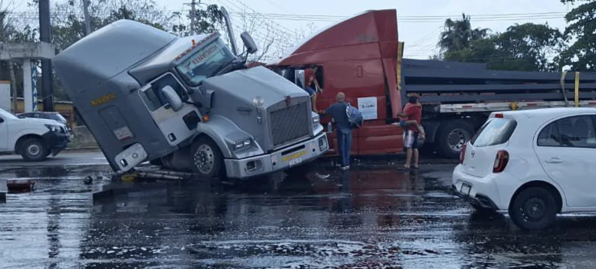Accidente entre tráileres afecta circulación en la carretera federal 307, a la altura de Bahía Petempich