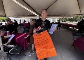 Sin oportunidades laborales, personas con discapacidad visual terminan pidiendo apoyo en las calles de Cancún