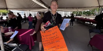 Sin oportunidades laborales, personas con discapacidad visual terminan pidiendo apoyo en las calles de Cancún
