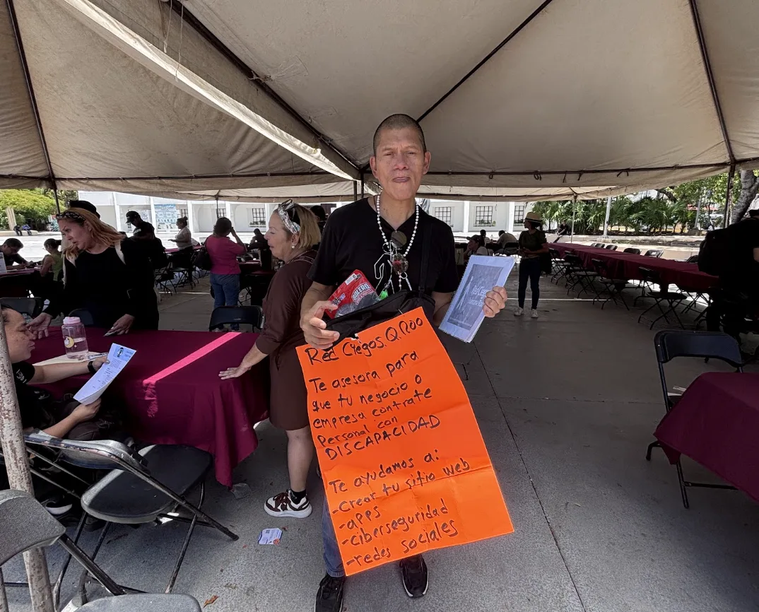 Sin oportunidades laborales, personas con discapacidad visual terminan pidiendo apoyo en las calles de Cancún