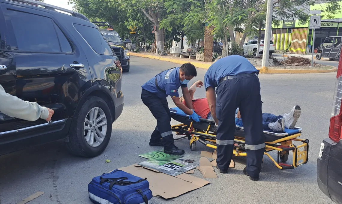 Motociclista termina lesionado tras choque en cruce de la avenida Satélite en Tulum