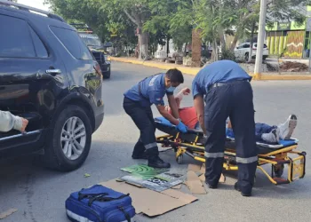Motociclista termina lesionado tras choque en cruce de la avenida Satélite en Tulum