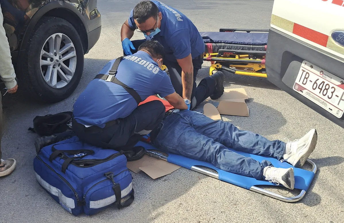 Motociclista termina lesionado tras choque en cruce de la avenida Satélite en Tulum