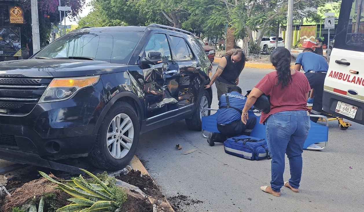Motociclista termina lesionado tras choque en cruce de la avenida Satélite en Tulum