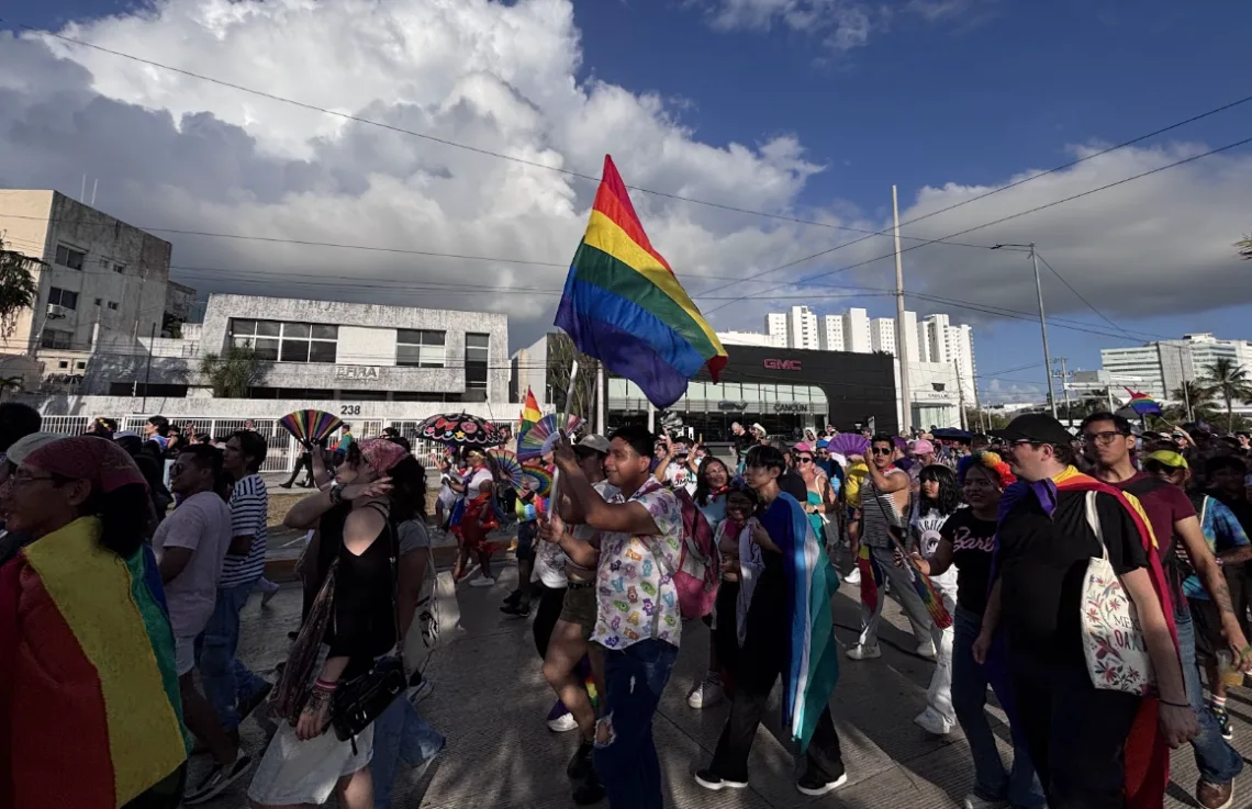Cancún pinta de arcoíris sus calles durante el festival Vive con Orgullo