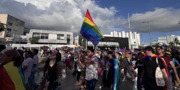 Cancún pinta de arcoíris sus calles durante el festival Vive con Orgullo