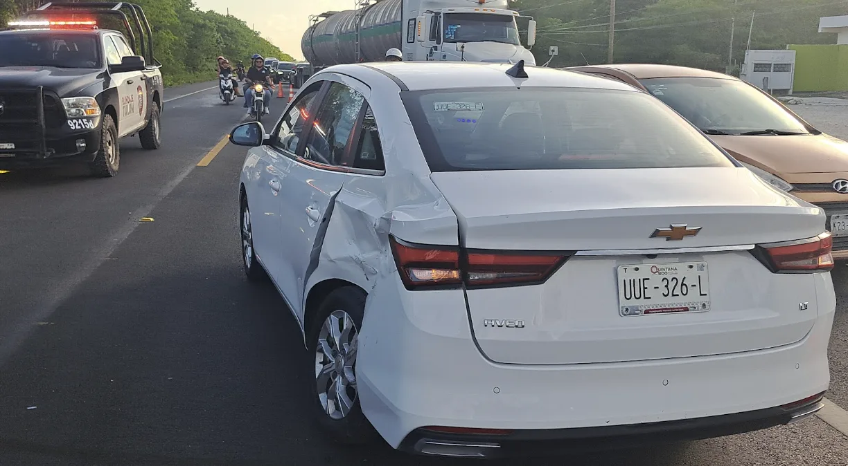 Turista extranjera provoca accidente y deja lesionado a motociclista en la carretera 307 de Tulum