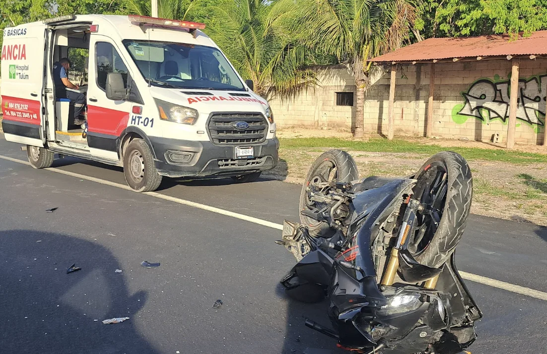 Turista extranjera provoca accidente y deja lesionado a motociclista en la carretera 307 de Tulum