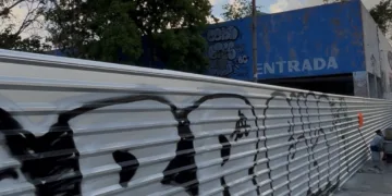 Tapan por completo antigua tienda del ISSSTE y dejan fuera de vista obras del nuevo hospital en Cancún