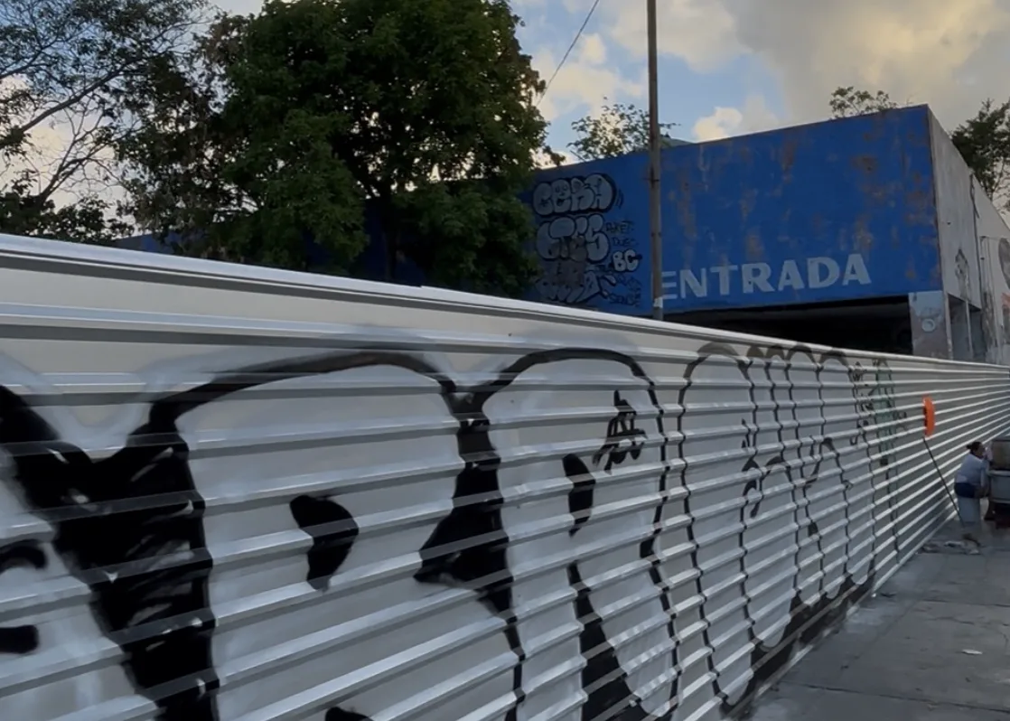 Tapan por completo antigua tienda del ISSSTE y dejan fuera de vista obras del nuevo hospital en Cancún