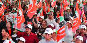 Entre el hartazgo por la inseguridad y el llamado a la prudencia: crece la tensión social en Cancún por conflictos ligados a la migración Manuel Baeza Lo que comenzó con una denuncia por la mordedura de un perro y una presunta agresión en la Supermanzana 23 de Cancún terminó detonando protestas, daños a una vivienda, operativos de seguridad y una creciente ola de tensión social que ahora preocupa a organizaciones civiles, autoridades y comunidades migrantes radicadas en Quintana Roo. Mientras en redes sociales aumentan los mensajes de enojo y rechazo tras el caso que involucra a un ciudadano cubano, distintos sectores han comenzado a advertir sobre el riesgo de convertir un hecho individual en motivo de estigmatización contra comunidades enteras que viven y trabajan en Cancún. Habitantes chiapanecos recordaron que ellos también fueron víctimas de rechazo, abusos y señalamientos cuando llegaron a Quintana Roo hace más de dos décadas buscando oportunidades de trabajo y una mejor calidad de vida. Andrés Castillejos, presidente de la colonia Chiapas Siglo XXI y representante de la Asociación de Chiapanecos Residentes en Quintana Roo, afirmó que Cancún históricamente ha sido una ciudad de puertas abiertas, comparada por muchos durante años como “el sueño americano en México” por la cantidad de empleos y posibilidades de crecimiento que ofrecía. Sin embargo, recordó que el proceso de adaptación para miles de familias chiapanecas no fue sencillo. Narró que muchos trabajadores eran detenidos injustificadamente al salir de sus jornadas laborales, mientras otros eran traídos por constructoras desde municipios marginados de Chiapas y posteriormente abandonados sin salarios ni condiciones dignas. “Nosotros también vivimos discriminación”, expresó al señalar que durante años se generaron prejuicios contra los chiapanecos debido a hechos aislados protagonizados por unas cuantas personas. Precisamente, dijo, esas experiencias impulsaron la creación de la colonia Chiapas Siglo XXI hace 26 años, como una forma de organización comunitaria para acceder a terrenos, vivienda y servicios básicos que durante mucho tiempo les fueron negados. La reflexión cobró fuerza en medio del ambiente social generado tras los hechos ocurridos esta semana en la Supermanzana 23 de Cancún, donde un conflicto derivado de la presunta agresión de un ciudadano cubano hacia un mexicano provocó protestas, daños materiales a una vivienda y un amplio operativo policiaco. Luego de que el caso se viralizara en redes sociales, integrantes de la comunidad cubana radicada en México comenzaron también a pronunciarse públicamente para evitar que el incidente fuera utilizado para señalar a toda una nacionalidad. A través de videos y mensajes difundidos en plataformas digitales, varios ciudadanos cubanos condenaron la conducta atribuida al presunto agresor y reiteraron su agradecimiento hacia México por las oportunidades brindadas. Algunos de ellos reconocieron que hechos como el ocurrido en Cancún dañan la imagen de miles de migrantes que diariamente trabajan de manera honesta en el país. Otros insistieron en que “un hombre no representa a todo un pueblo” y llamaron a distinguir entre responsabilidades individuales y juicios colectivos. A las voces que piden prudencia también se sumó Marilyn Torres Leal, presidenta de la agrupación de atención a migrantes Cisvac, quien advirtió que la difusión viral del caso ya está provocando consecuencias directas contra ciudadanos cubanos radicados en Quintana Roo. La activista alertó que en los últimos días la organización ha recibido entre 15 y 20 reportes diarios de personas que aseguran haber perdido oportunidades laborales, enfrentado conflictos con vecinos y arrendadores, o sido víctimas de agresiones verbales relacionadas con el ambiente de hostilidad generado tras el caso. “Nos comentan que les gritan ‘fuera cubanos’ o ‘regrésate a tu país’. Incluso hay personas que aseguran haber visto anuncios donde especifican que no contratan a ciudadanos cubanos”, señaló. Torres Leal consideró preocupante que un hecho aislado esté derivando en expresiones de discriminación que afectan a familias enteras y llamó a evitar discursos que fomenten el odio o la confrontación entre comunidades. Las reacciones coinciden con la postura expresada por la presidenta municipal de Benito Juárez, Ana Paty Peralta, quien aseguró que en Cancún no se permitirá el desorden ni actos fuera de la ley, pero también pidió evitar la estigmatización de extranjeros. La alcaldesa confirmó que personas sin documentación migratoria fueron puestas a disposición de las autoridades correspondientes, aunque enfatizó que el objetivo es proteger tanto a mexicanos como a extranjeros que viven en la ciudad. “Cancún es una ciudad turística que le ha abierto las puertas a todos”, expresó. Asimismo, pidió a la ciudadanía presentar denuncias formales y no dejarse llevar únicamente por rumores o publicaciones en redes sociales. Para los habitantes de la colonia Chiapas Siglo XXI, el mensaje central es claro: Cancún creció gracias al esfuerzo de personas que llegaron desde distintos lugares buscando salir adelante. Por ello, consideran que aplicar la ley no debe convertirse en motivo para criminalizar comunidades enteras ni alimentar discursos de odio. A 26 años de su fundación, la colonia chiapaneca recordó que la historia de Cancún también es la historia de la migración, del trabajo colectivo y de miles de familias que encontraron en Quintana Roo una oportunidad para construir un patrimonio y una nueva vida.