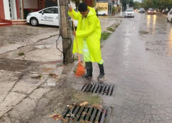 Contra reloj y bajo la lluvia: refuerzan limpieza de pozos para evitar inundaciones en Cancún