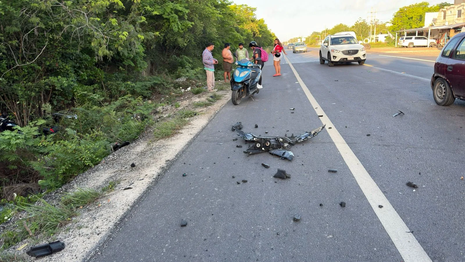 Motociclista resulta gravemente herido tras choque en la carretera federal 307; podría perder una pierna