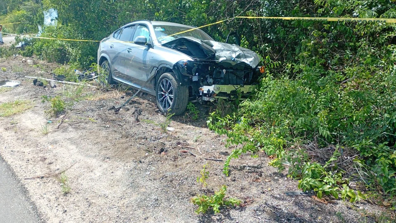 Motociclista pierde la vida tras choque con camioneta de lujo en la carretera 307; conductor intentó retirarse del sitio
