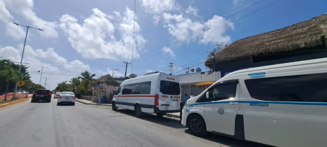 Advierten posible paro de vans en la ruta Tulum–Playa del Carmen por conflicto entre sindicatos