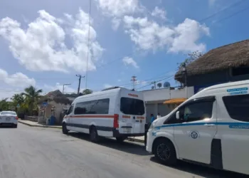 Advierten posible paro de vans en la ruta Tulum–Playa del Carmen por conflicto entre sindicatos