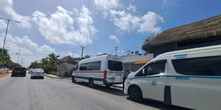 Advierten posible paro de vans en la ruta Tulum–Playa del Carmen por conflicto entre sindicatos