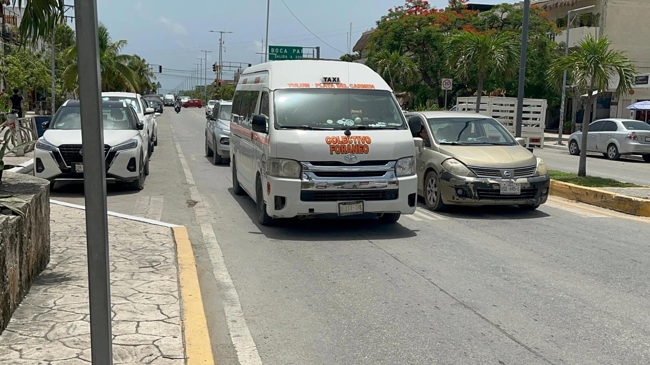 Advierten posible paro de vans en la ruta Tulum–Playa del Carmen por conflicto entre sindicatos