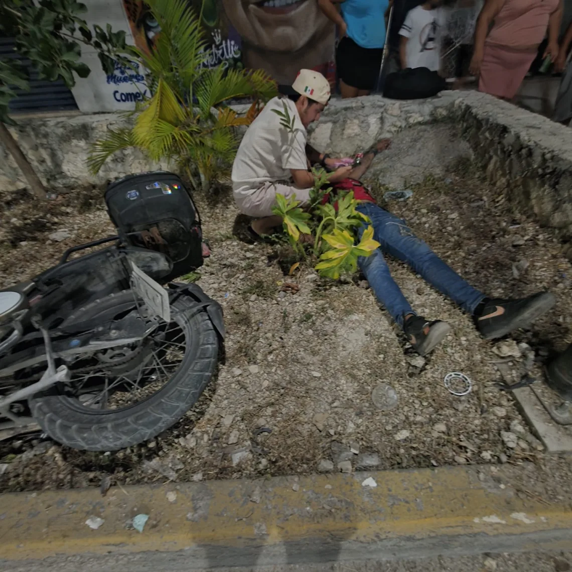 Exceso de velocidad deja a motociclista hospitalizado tras aparatoso accidente en Tulum