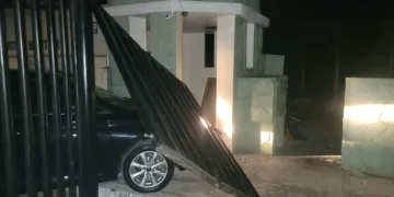 Conductor de Plataforma Digital derrumba el portón de la guarnición militar en Cancún