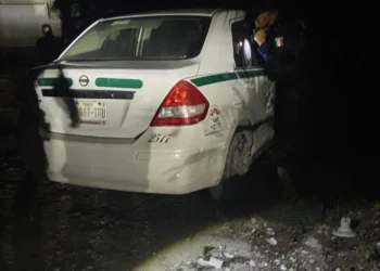 Sin vida hallan cuerpo en un taxi 2517 abandonado en camino de terracería de la colonia México