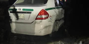 Sin vida hallan cuerpo en un taxi 2517 abandonado en camino de terracería de la colonia México