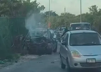 Mujer fallece tras choque entre autobús y camioneta en Costa Mujeres