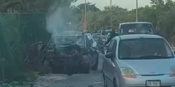Mujer fallece tras choque entre autobús y camioneta en Costa Mujeres