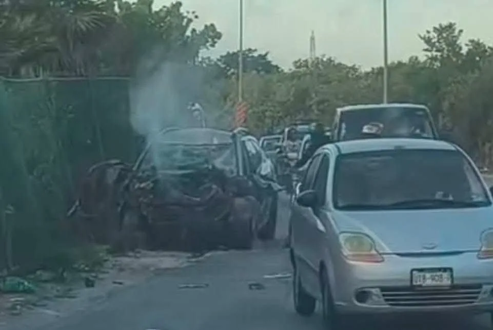 Mujer fallece tras choque entre autobús y camioneta en Costa Mujeres