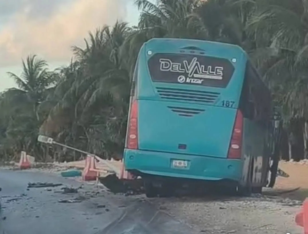 Mujer fallece tras choque entre autobús y camioneta en Costa Mujeres