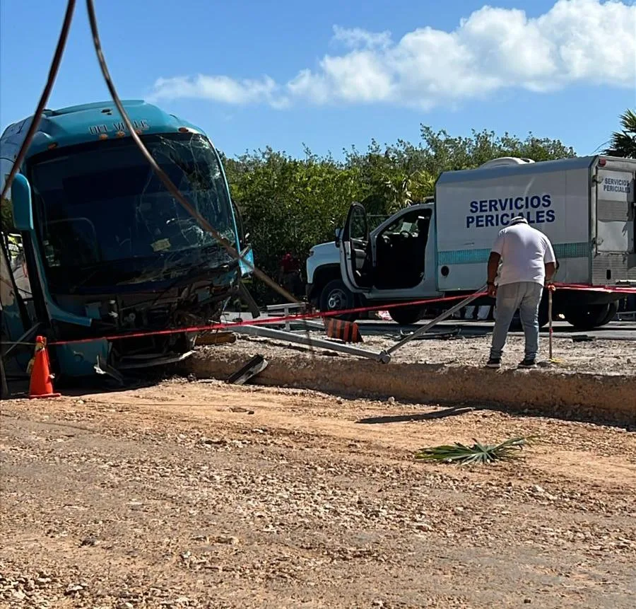 Mujer fallece tras choque entre autobús y camioneta en Costa Mujeres
