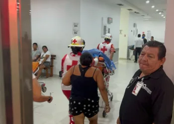 Muere mujer afuera del Hospital General Jesús Kumate; familiares señalan demora en atención médica