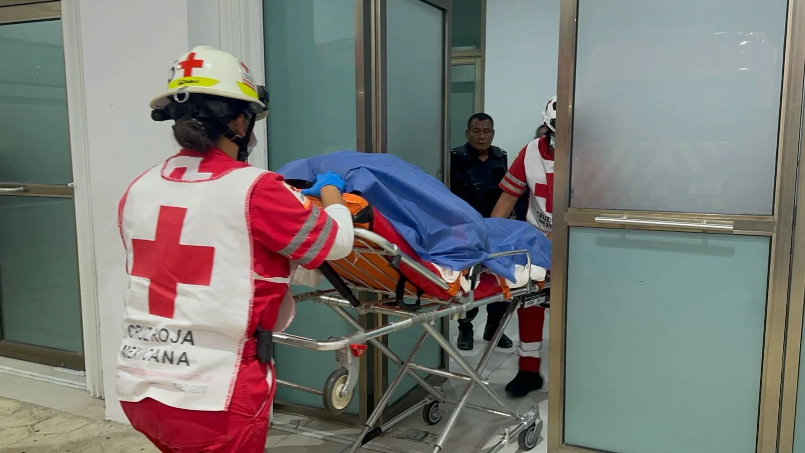 Muere mujer afuera del Hospital General Jesús Kumate; familiares señalan demora en atención médica
